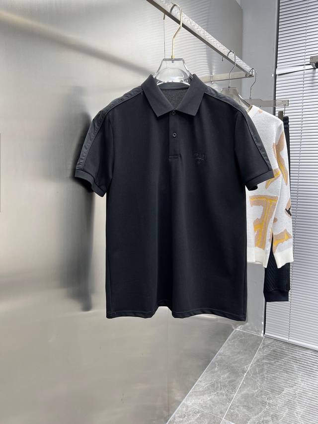 普拉达 Prada 2024Ss夏季新款男士翻领短袖t恤 Polo衫 高端版本 专柜定制面料 透气舒适度高 细节无可挑剔 品牌元素设计理念 体现高品质 手感细腻